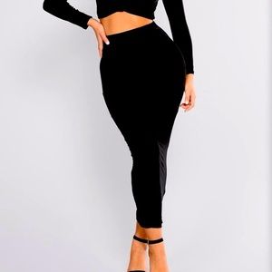Long black highwaisted pencil skirt